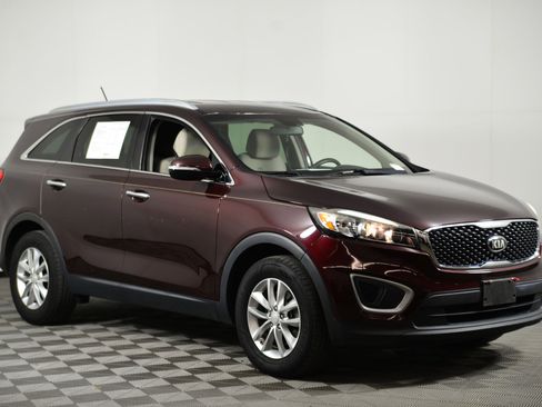 Used 2017 Kia Sorento LX image 6