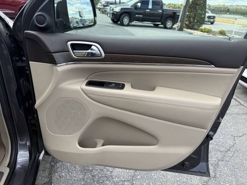Used 2016 Jeep Grand Cherokee Overland AWD/4WD image 21