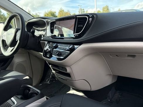 Used 2024 Chrysler Pacifica Limited FWD image 25