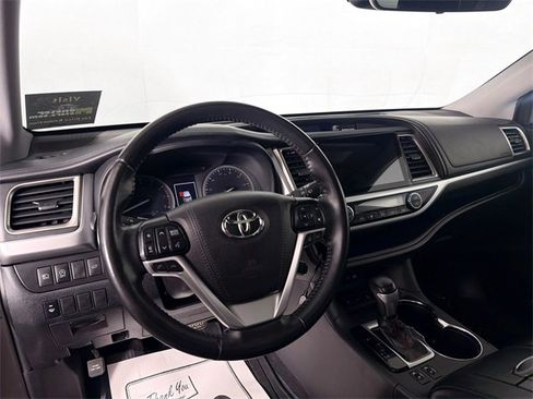 Used 2019 Toyota Highlander XLE image 9