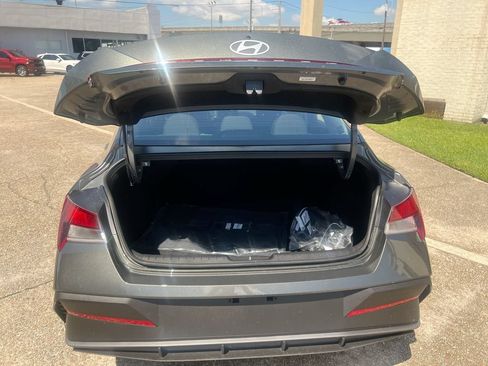 Used 2026 Hyundai Elantra SE FWD image 18