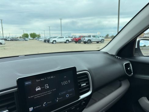 Used 2025 Hyundai Venue SEL image 36