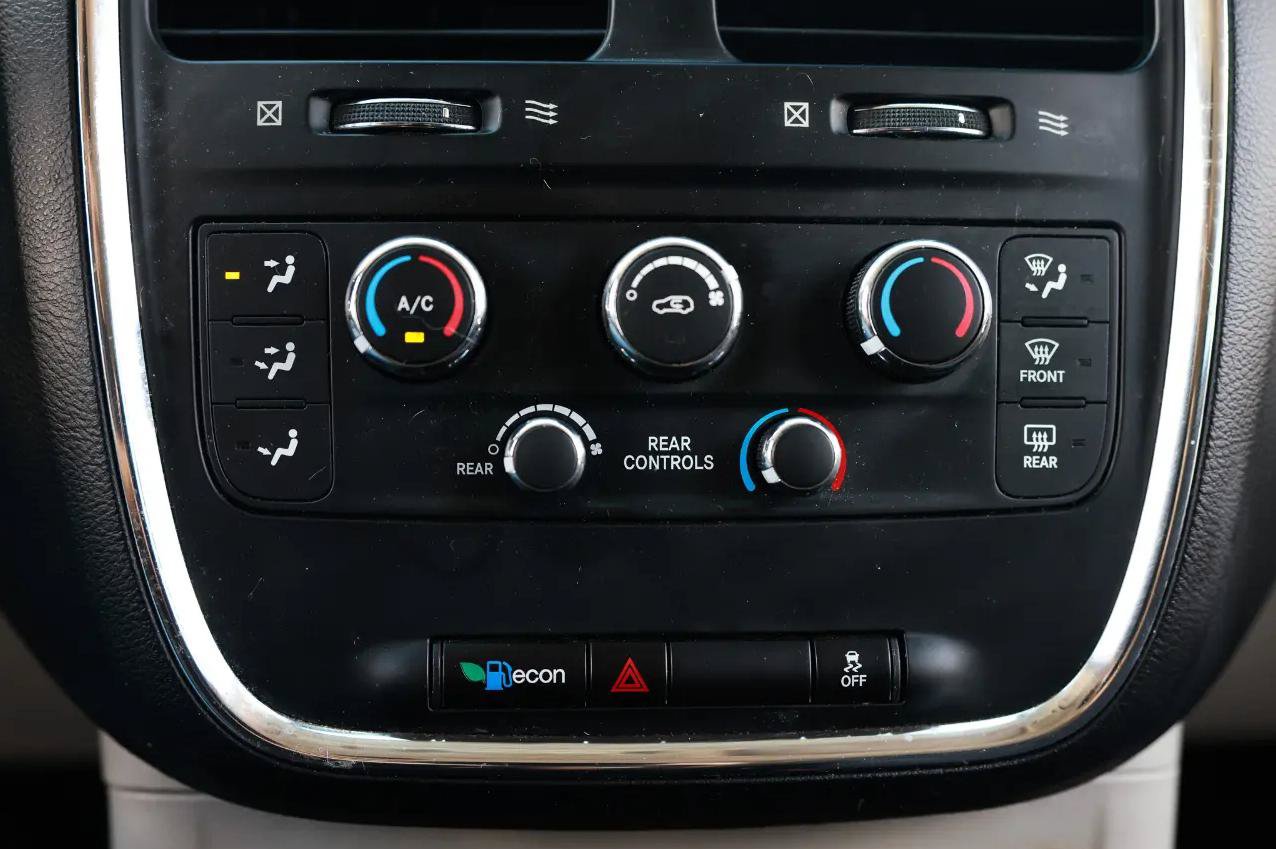 Used 2011 Dodge Grand Caravan Express FWD image 30