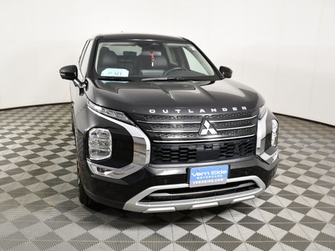 Used 2023 Mitsubishi Outlander SE AWD/4WD image 3