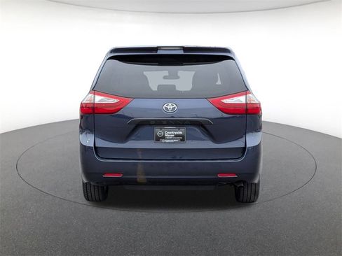 Used 2018 Toyota Sienna L image 6