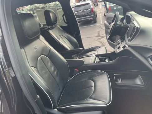Used 2025 Chrysler Pacifica Limited image 32