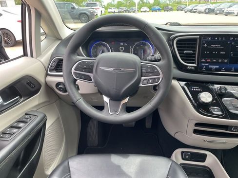 Used 2024 Chrysler Pacifica Touring-L FWD image 12