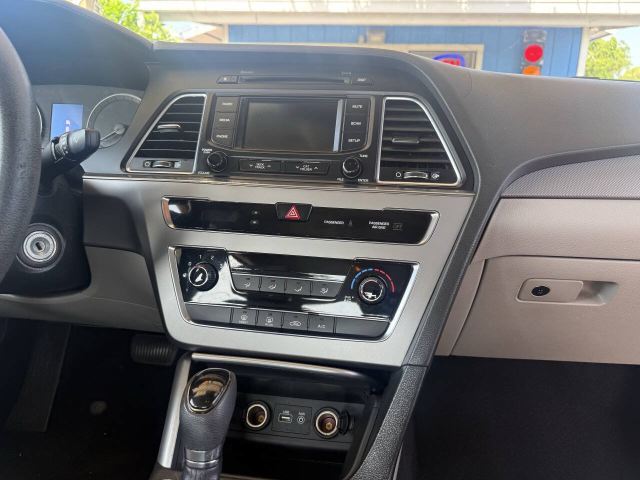 Used 2015 Hyundai Sonata SE w/ Option Group 09 FWD image 10