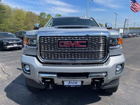 Used 2019 GMC Sierra 2500 Denali w/ Duramax Plus Package AWD/4WD image 2