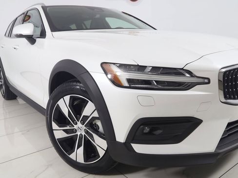 Used 2024 Volvo V60 B5 Cross Country Plus image 18