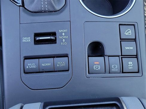 Used 2024 Toyota Highlander XLE AWD/4WD image 16