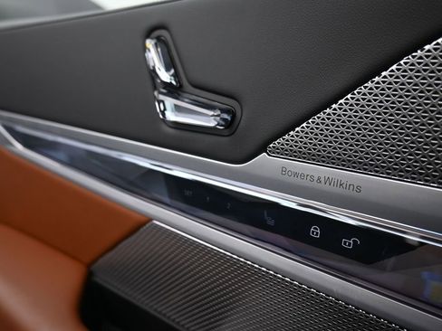 Used 2023 BMW 760i xDrive w/ Executive Package image 10