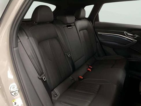 Used 2022 Audi e-tron Premium Plus w/ Premium Plus Package image 87