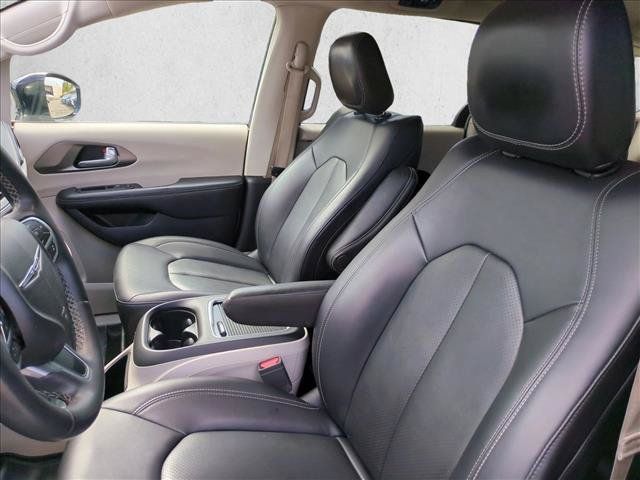 Used 2024 Chrysler Pacifica Limited FWD image 16