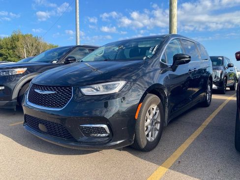 Used 2024 Chrysler Pacifica Touring-L FWD image 15