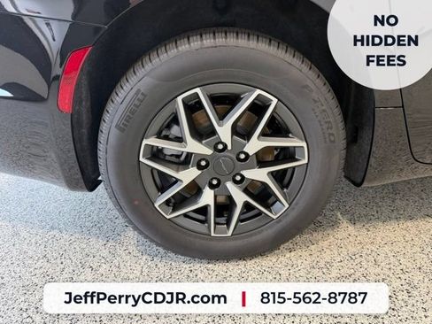New 2027 Chrysler Pacifica Limited w/ Family Tech Group AWD/4WD image 35