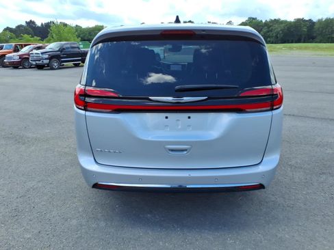 Used 2024 Chrysler Pacifica Touring-L FWD image 6