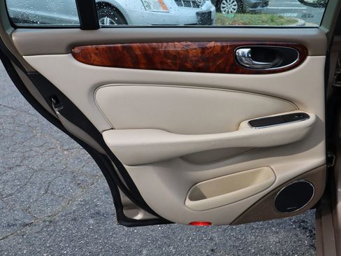 Used 2004 Jaguar XJ8 image 10