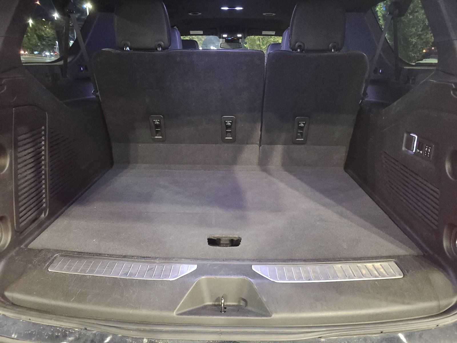 Used 2023 Chevrolet Suburban Premier AWD/4WD image 34