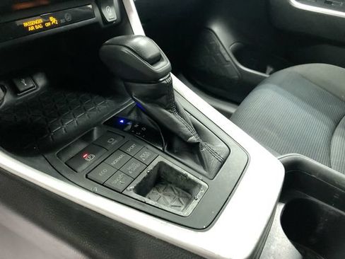 Used 2020 Toyota RAV4 LE AWD/4WD image 24