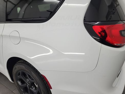 Used 2024 Chrysler Pacifica Limited image 34