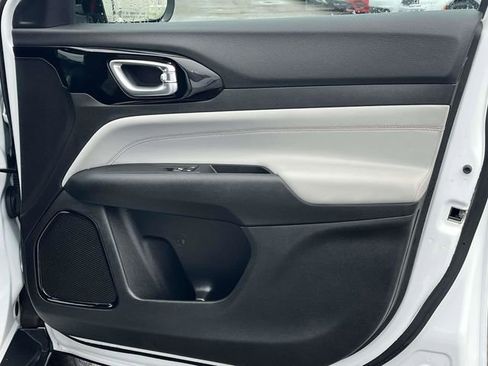 Used 2023 Jeep Compass Limited image 25