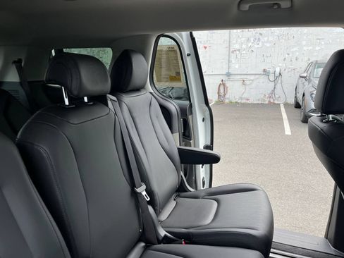 Used 2026 Kia Carnival FWD image 40