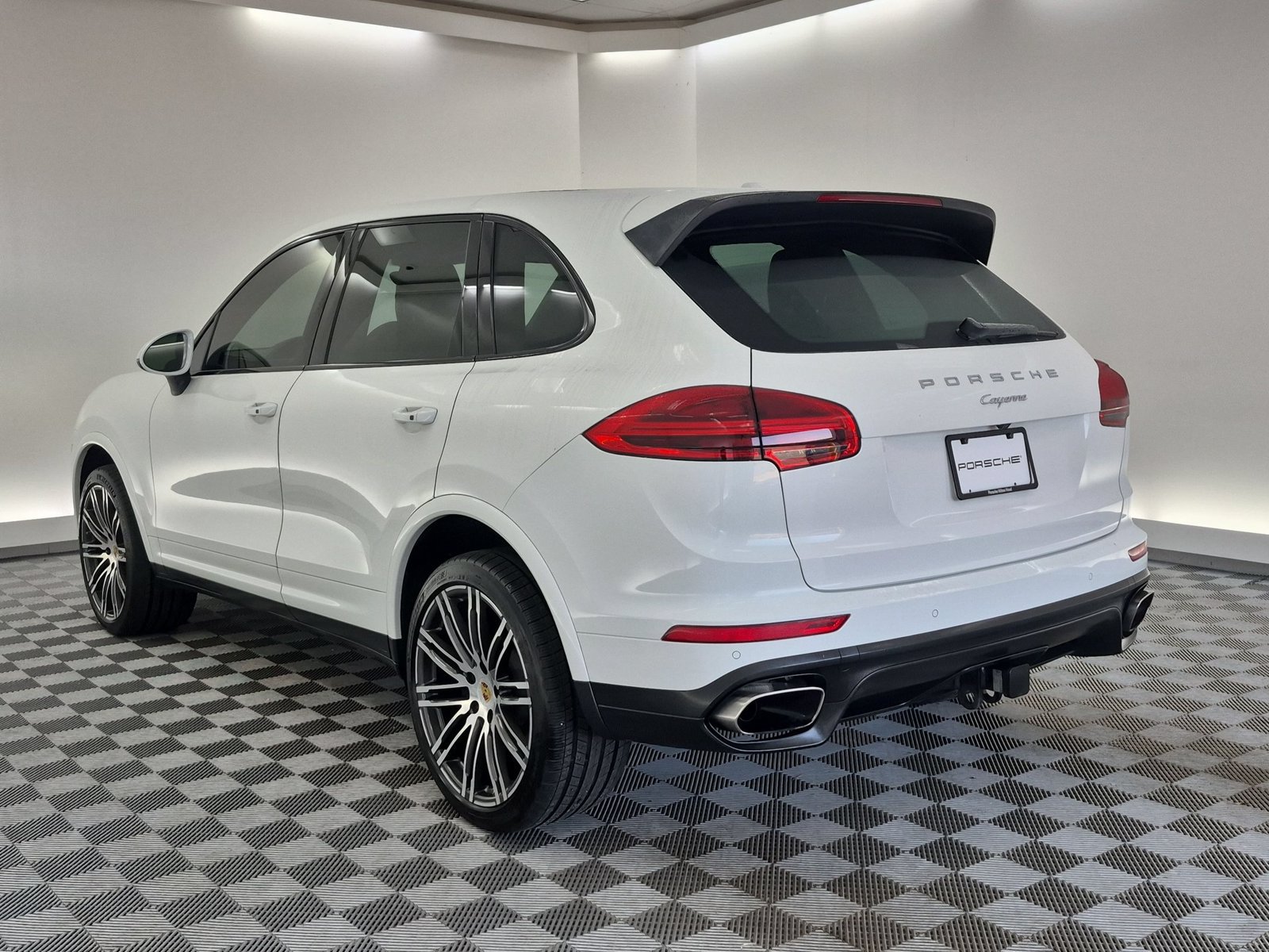 Used 2017 Porsche Cayenne Platinum Edition AWD/4WD image 3