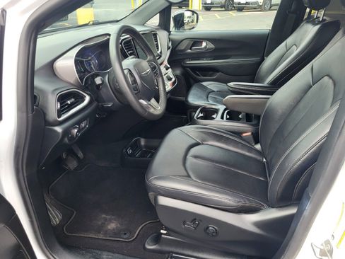 Used 2025 Chrysler Pacifica Select FWD image 18