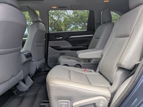 Used 2018 Toyota Highlander XLE AWD/4WD image 16