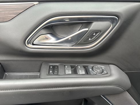 Used 2024 Chevrolet Suburban LT image 7