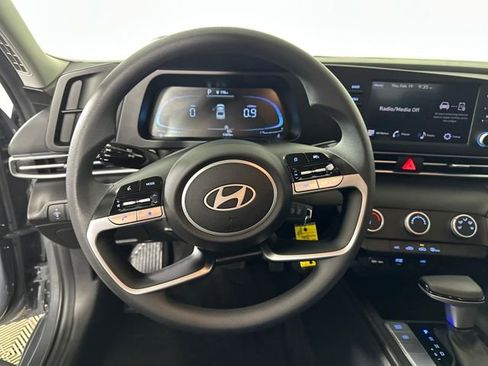 Used 2024 Hyundai Elantra SE image 14