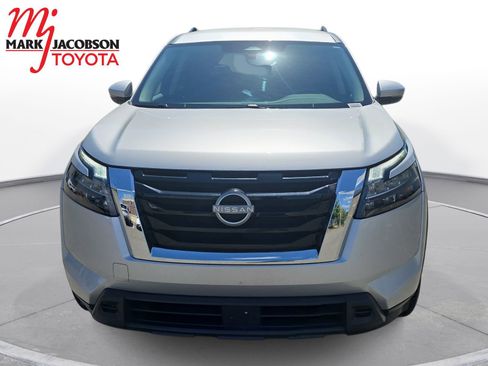 Used 2025 Nissan Pathfinder SV AWD/4WD image 2