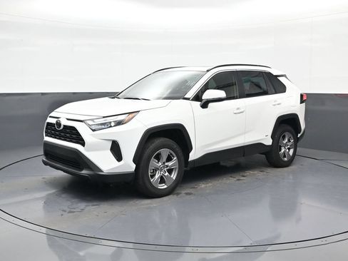 Used 2025 Toyota RAV4 XLE w/ Convenience Package AWD/4WD image 4
