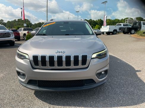 Used 2019 Jeep Cherokee Latitude Plus w/ Comfort/Convenience Group FWD image 5