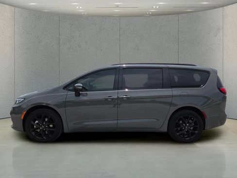 Used 2023 Chrysler Pacifica Touring-L w/ S Appearance Package AWD/4WD image 9