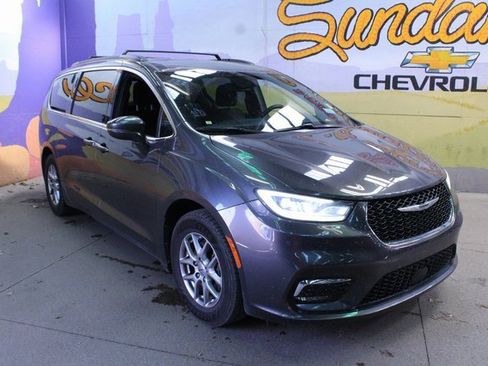 Used 2022 Chrysler Pacifica Touring image 4