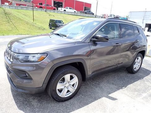 Used 2022 Jeep Compass Latitude w/ Convenience Group AWD/4WD image 2