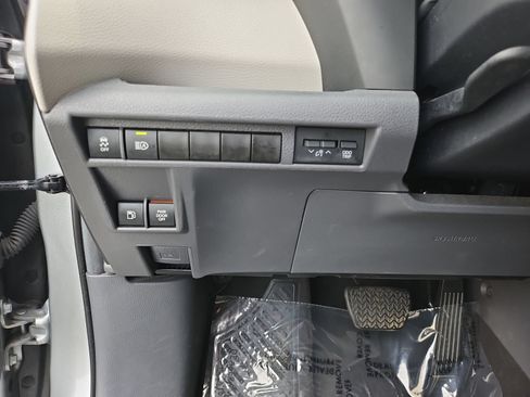 Used 2024 Toyota Sienna XLE FWD image 25