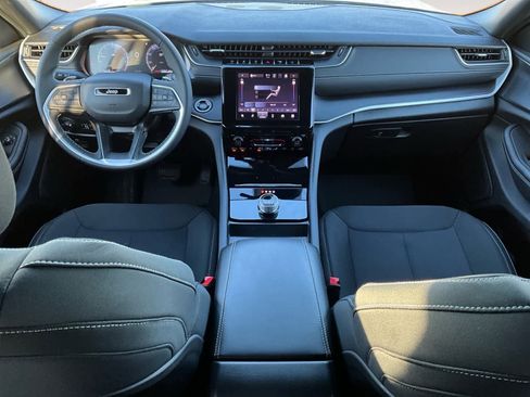 Used 2025 Jeep Grand Cherokee Laredo X image 9