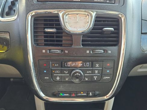 Used 2016 Chrysler Town & Country Touring w/ Driver Convenience Group FWD image 24