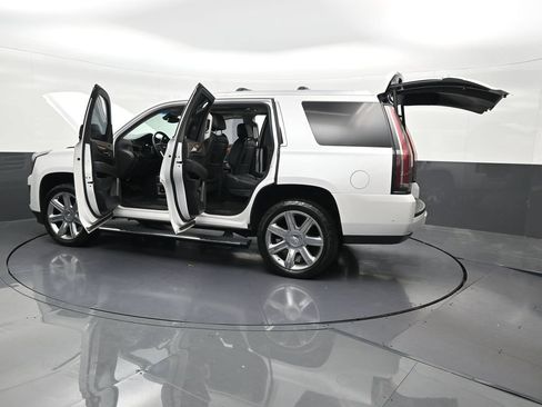 Used 2019 Cadillac Escalade Premium Luxury RWD image 35