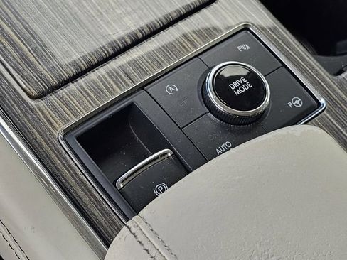 Used 2020 Lincoln Navigator Black Label w/ Cargo Convenience Package image 25