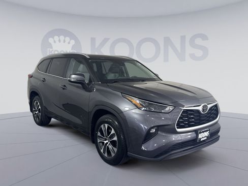Used 2023 Toyota Highlander XLE AWD/4WD image 10