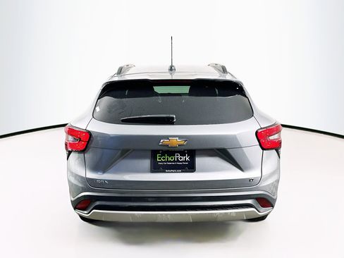 Used 2025 Chevrolet Trax LT w/ LT Convenience Package image 7