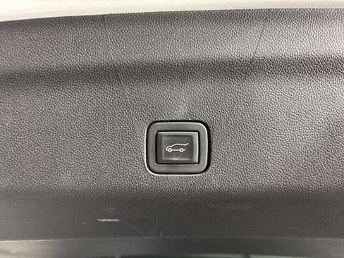 Used 2023 Chevrolet Tahoe Z71 w/ Luxury Package AWD/4WD image 35