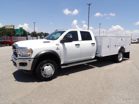 Used 2024 RAM 5500 Tradesman w/ Chrome Appearance Group AWD/4WD image 3