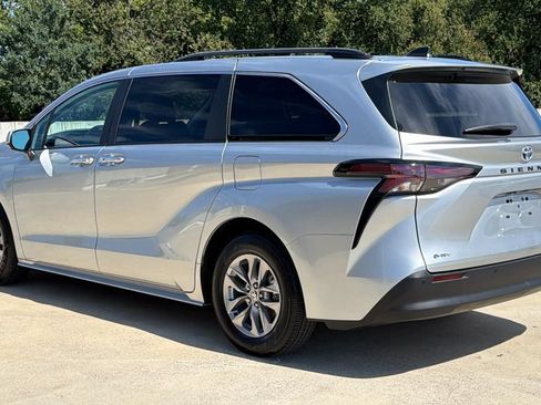 Used 2025 Toyota Sienna XLE FWD image 3