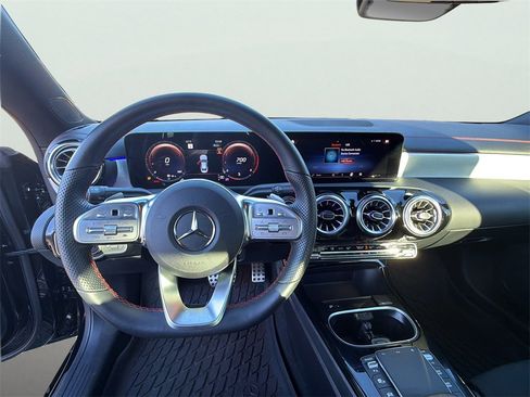 Used 2023 Mercedes-Benz CLA 250 image 4