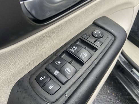 Used 2024 Chrysler Pacifica Touring-L image 20